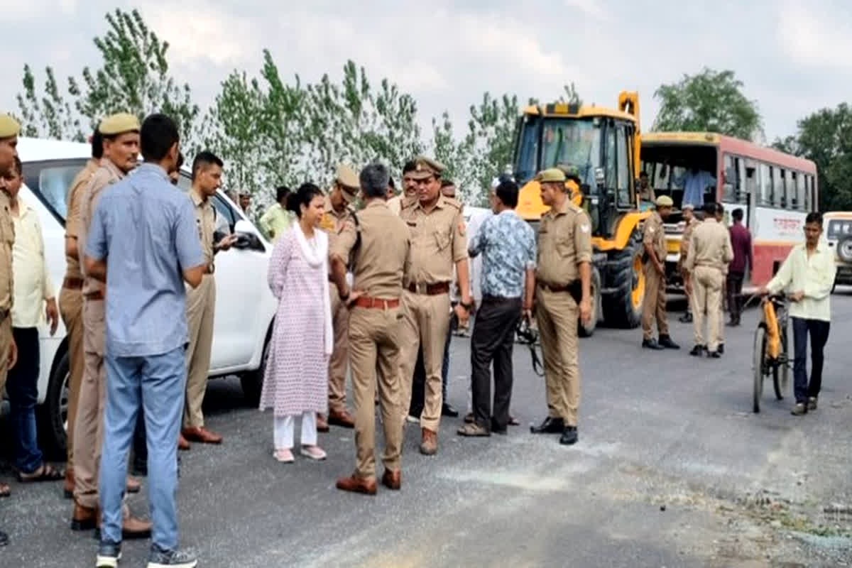 UP Road Accident News: तेज रफ्तार वैन और यात्री बस में हुई भिड़ंत, मासूम समेत 5 लोगों की हुई मौत
