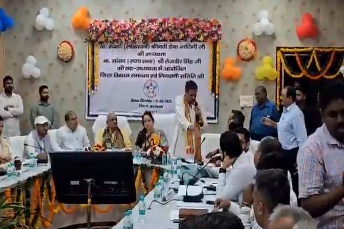 UP News: दिशा समिति की बैठक के दौरान आपस में भिड़े दो विधायक, दोनों के बीच हुआ जमकर हंगामा, सोशल मीडिया पर वायरल हुआ वीडियो