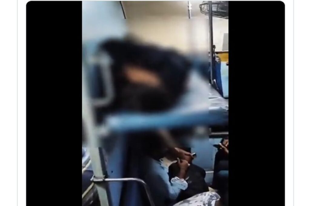 Girl friend and boy fried train birth romance video, image social media