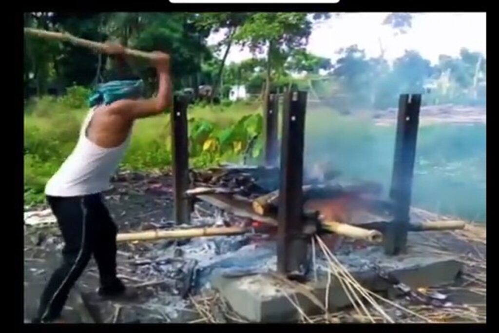 A man attacked the debtor's funeral pyre with a stick. image source: Renu Yadav