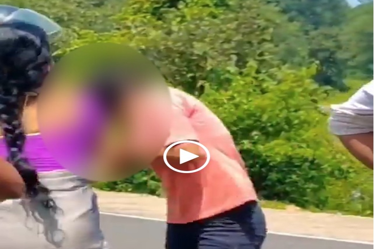 Viral Video: पढ़ाई के नाम पर दे रही थी मां-बाप को धोखा! रंगे हाथ पकड़कर मां ने बीच सड़क की पिटाई