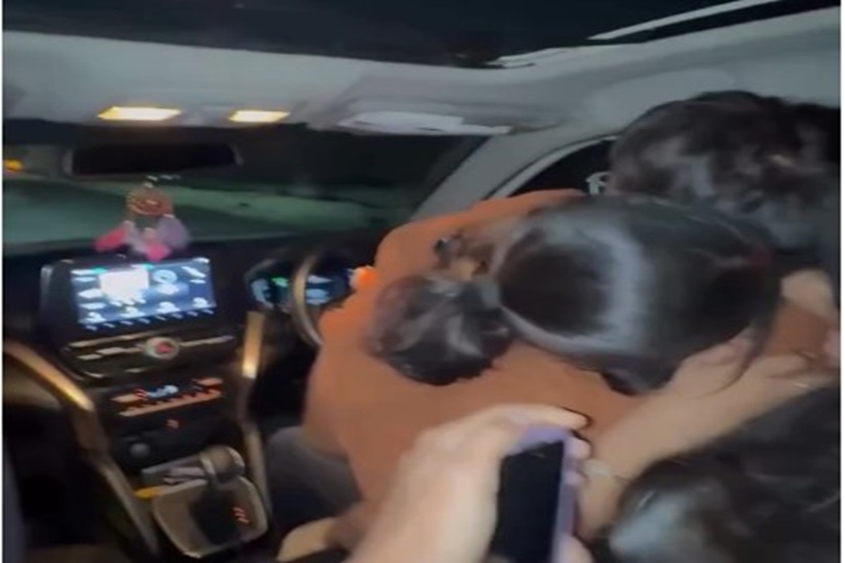 Couple Romance video: दौड़ती कार में ड्राइविंग सीट पर युवक-युवती का रोमांस, वायरल वीडियो देख भड़क उठे यूजर