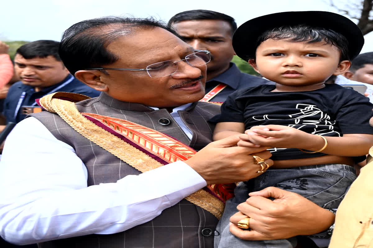 CG News: सरल और सहज मुख्यमंत्री विष्णु देव साय का दिखा अपनत्व, नन्हे इवान को गोद में लेकर किया दुलार