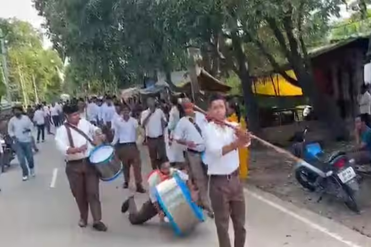 Sitapur Latest News: RSS के पथ संचलन में युवक को आया हार्ट अटैक, ड्रम बजाते-बजाते तोड़ा दम कैमरे में कैद हुई खामोश मौत!