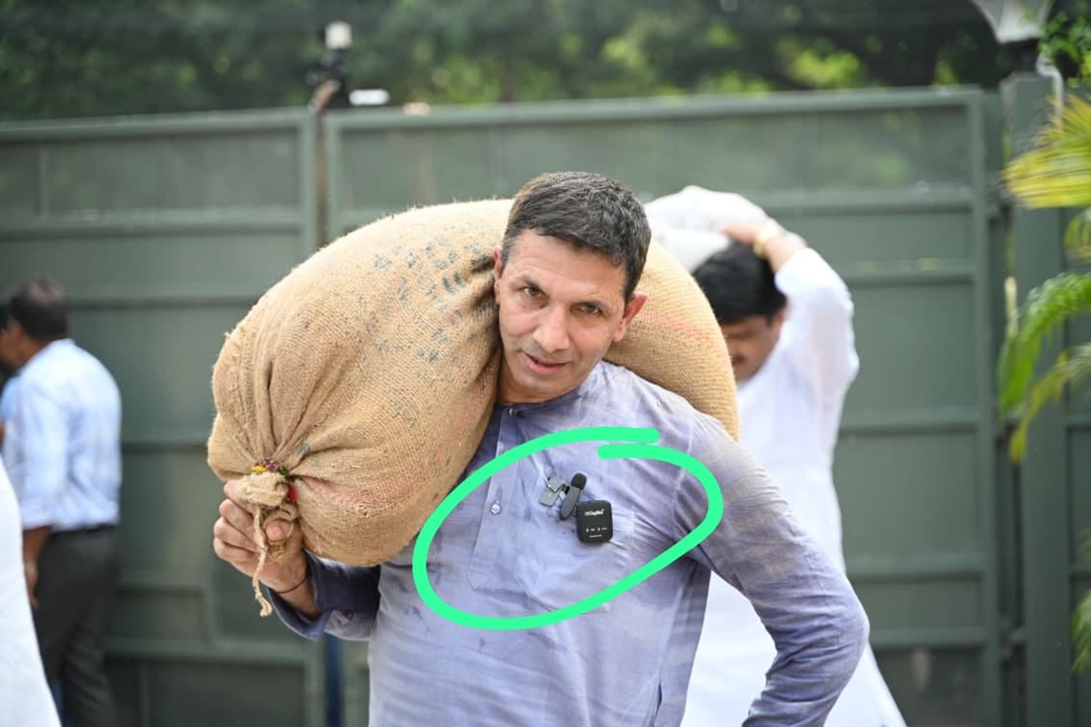 MP Politics: अनाज की बोरी लेकर शिवराज के घर पहुंचे जीतू पटवारी, किसानों के साथ मिलकर करने लगे ये डिमांड, भाजपा ने जेब पर लगे माइक को लेकर साधा निशाना