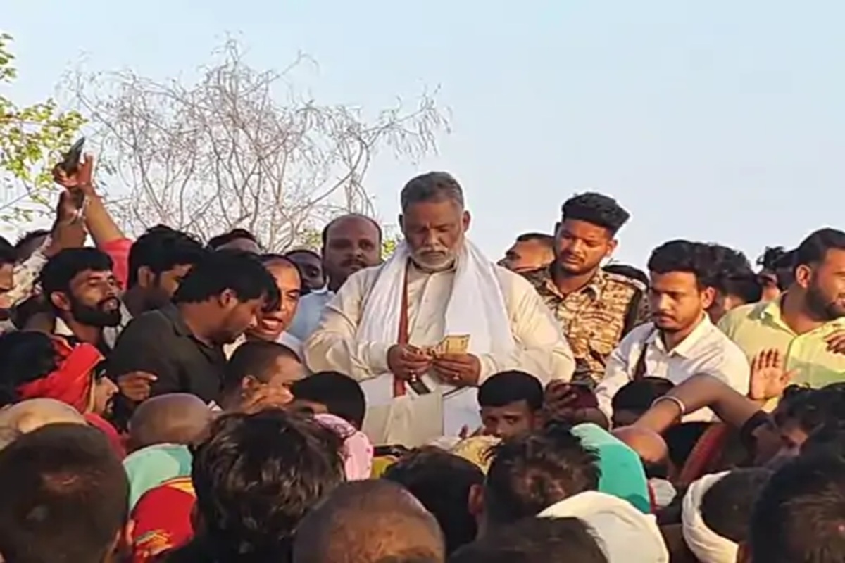 Pappu Yadav Latest News: सांसद पप्पू यादव ने किया आचार संहिता का उल्लंघन! इन लोगों को खुलेआम बांटे पैसे, वीडियो वायरल होने के बाद FIR दर्ज