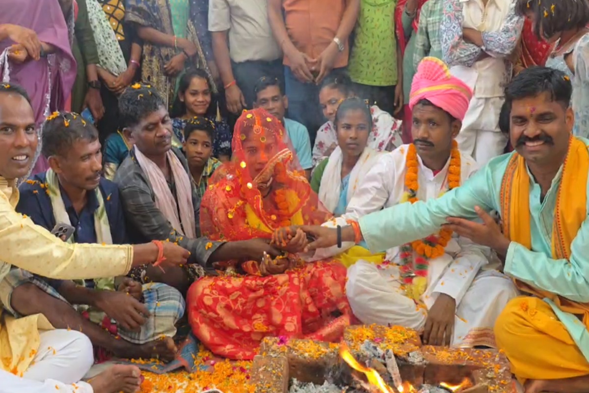 Kanker News: छत्तीसगढ़ का ये थाना बना मंडप, आत्मसमर्पित नक्सली जोड़े ने धूमधाम से रचाई शादी, पुलिस वाले बने घराती-बराती