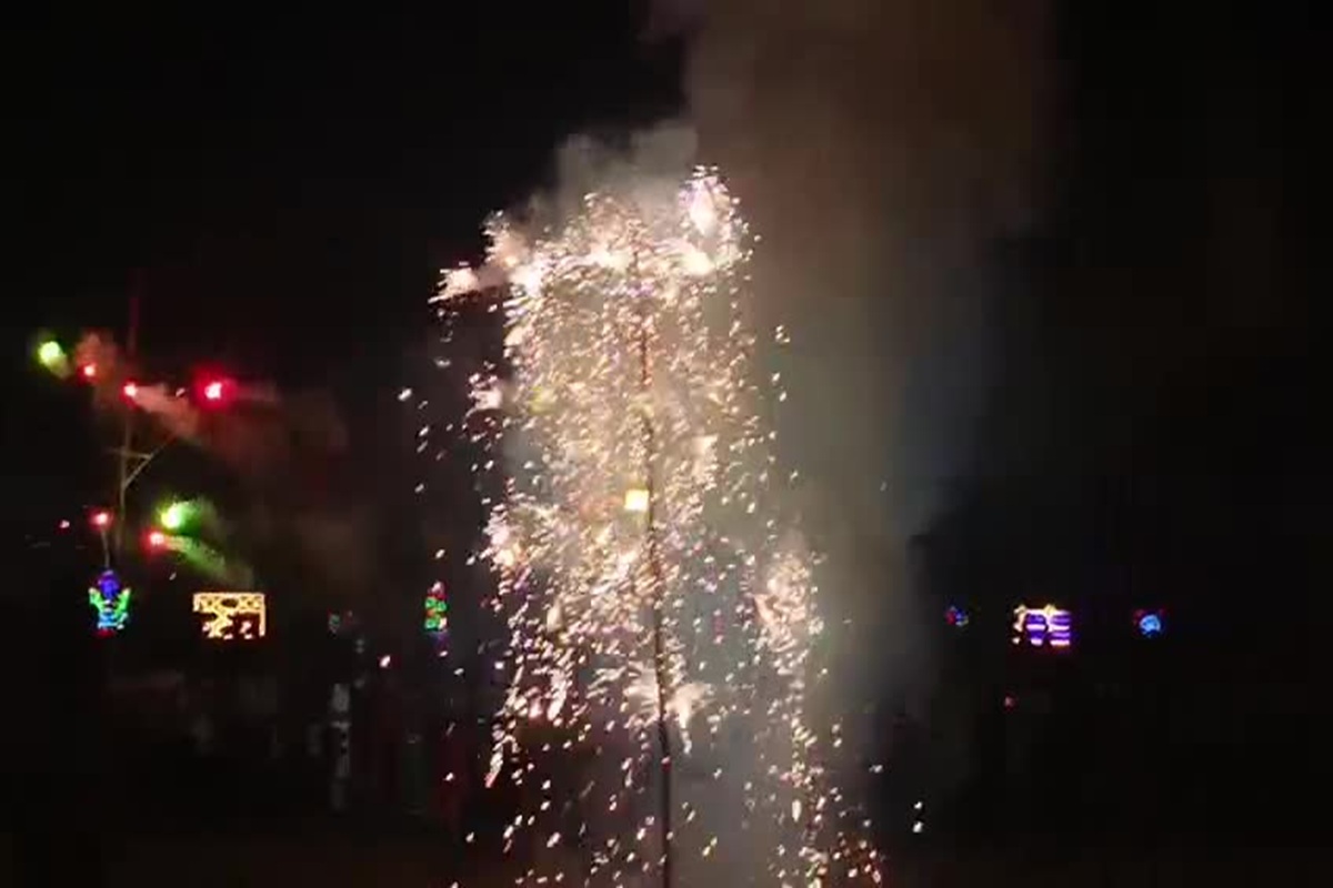 Bhilai Ravan dahan: भिलाई में रंगीन आतिशबाजी के बीच धू-धू कर जला रावण, दशहरा मैदान में 70 साल से हो रहा यह आयोजन