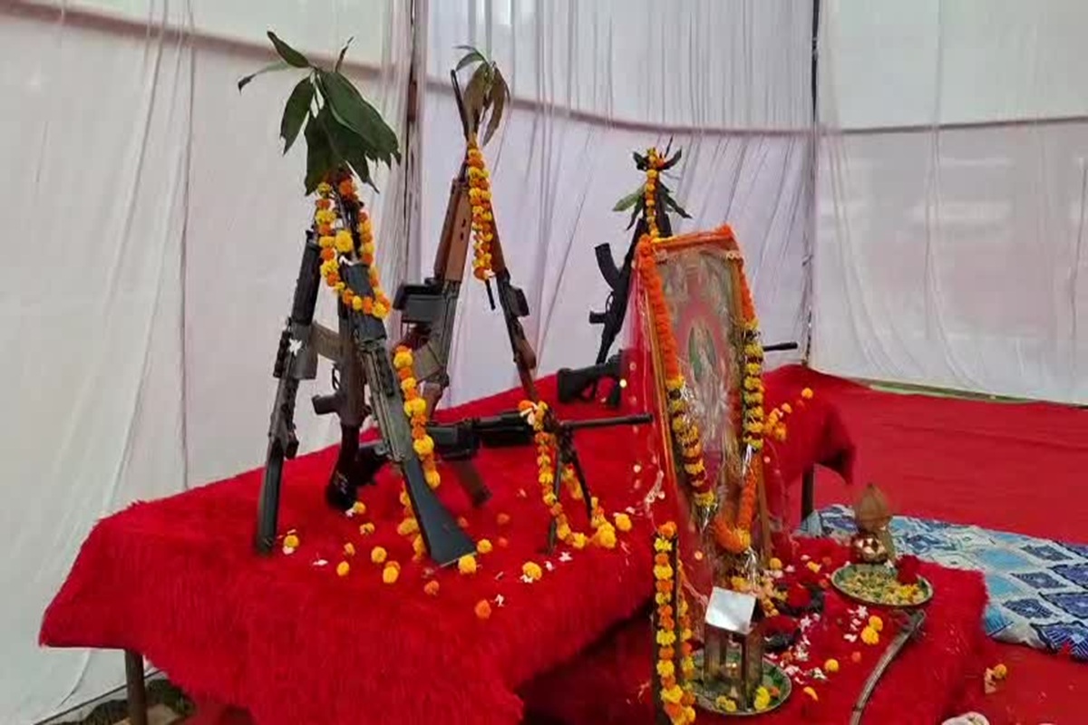 Shastra pooja : विजयादशमी पर पुलिस विभाग में हुई शस्त्र पूजा, हर्ष फायरिंग कर जवानों ने किया प्रदर्शन