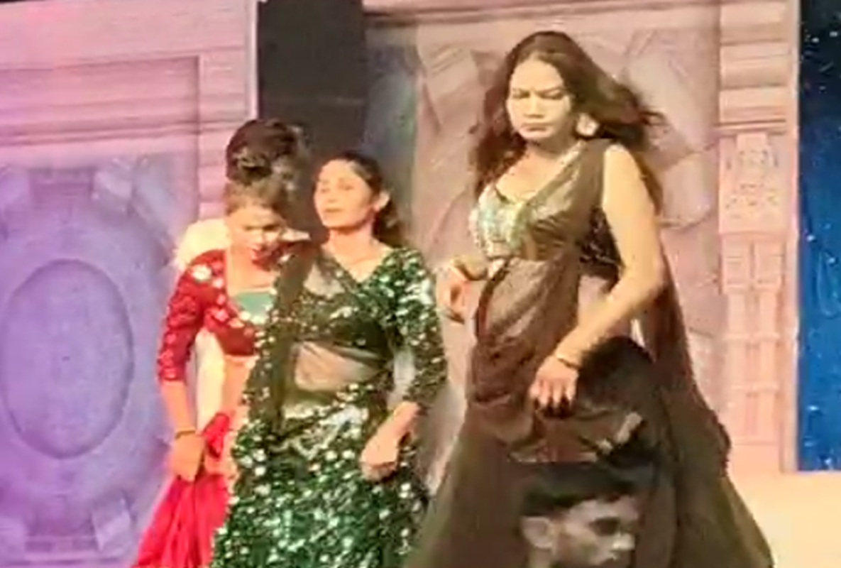 Katni News: धार्मिक कार्यक्रम के नाम पर अश्लीलता! रामलीला के मंच पर बार बालाओं ने लगाए ठुमके, सोशल मीडिया पर वीडियो वायरल होते ही मचा हड़कंप