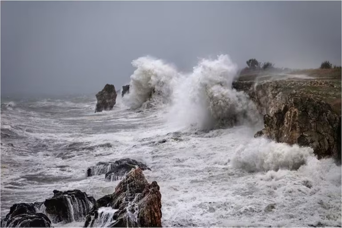 Cyclone Montha Latest News: आंध्र प्रदेश के तट पर चक्रवाती तूफान मोंथा ने दी दस्तक, कई जिलों में बारिश और तेज हवाएं, प्रशासन ने लोगों से की ये अपील