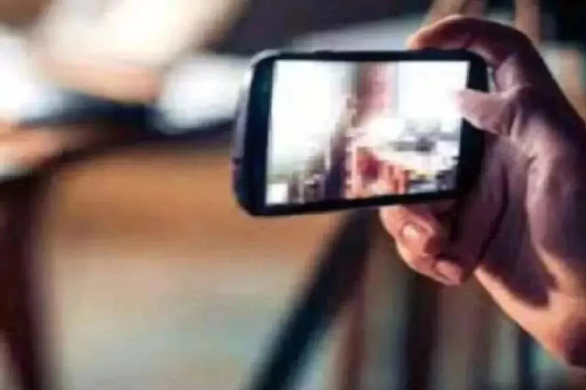 Crime: पति की शर्मनाक करतूत, बना लिया अपनी पत्नी का आपत्तिजनक वीडियो, सोशल मीडिया पर भी किया वायरल