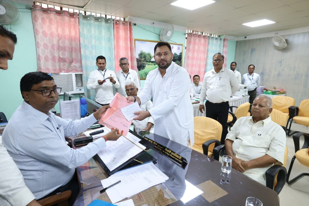 Bihar Election 2025 Latest News: राघोपुर विधानसभा सीट से तेजस्वी यादव ने दाखिल किया नामांकन, भीड़ को हटाने के लिए हाथ जोड़ते दिखे नेता प्रतिपक्ष, सोशल मीडिया पर कही ये बात