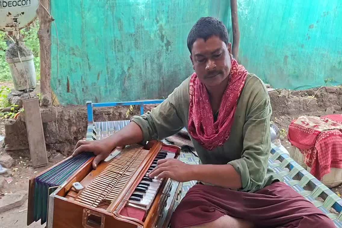 Amit Dhurve: बागेश्वर धाम में भजन गाकर रातों रात स्टार बने अमित धुर्वे, गरीब गायक की बदल गई जिंदगी! देखें IBC24 पर Exclusive बातचीत