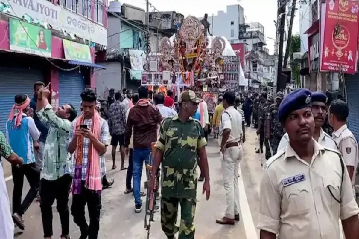 Cuttack Violence: दुर्गा प्रतिमा विसर्जन के दौरान यहां भड़की हिंसा, फेंकें गए पत्थर और कांच की बोतलें, VHP ने किया बंद का आह्वान