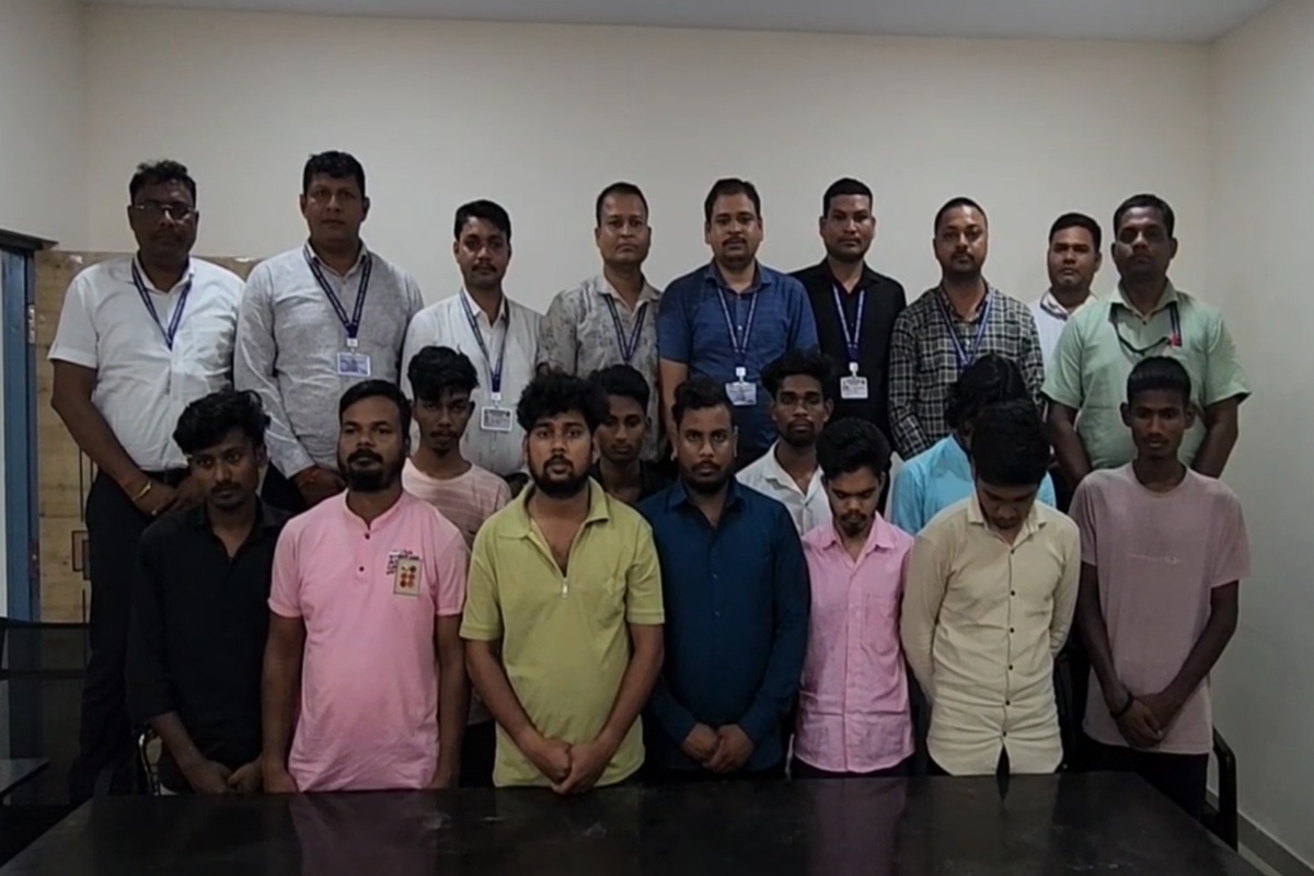 Raipur News: सावधान! सोशल मीडिया पर लड़की बनकर लड़के कर रहे थे बात, प्यार भरी बातों में फंसाकर ऐंठते थे पैसे, 11 लोग पहुंचे सलाखों के पीछे