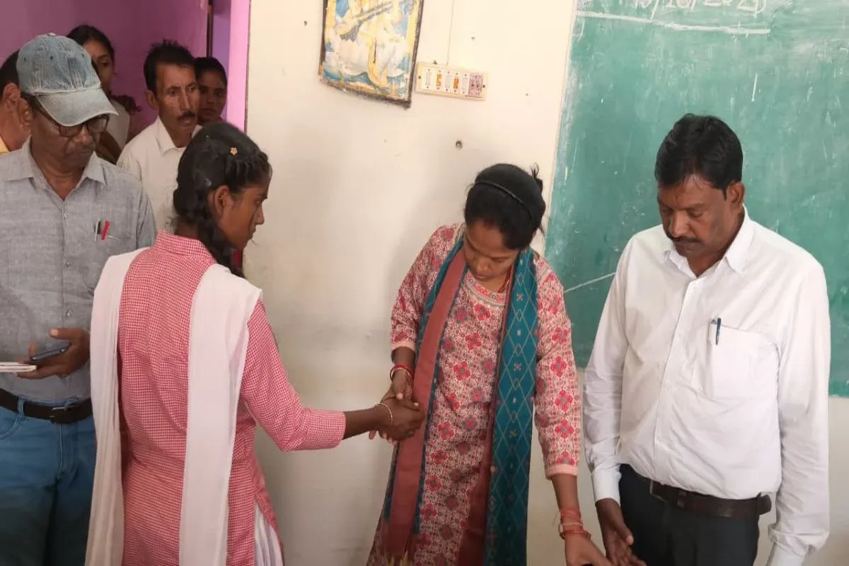 MP News: शिक्षा के मंदिर में तानाशाही रवैया, प्राचार्य की पिटाई से 3 छात्राएं हुई बेहोश, सोशल मीडिया पर वीडियो वायरल