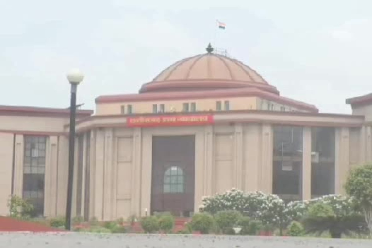 CG News: हाईकोर्ट ने रद्द किया छत्तीसगढ़ DGP का पदोन्नति निरस्तीकरण आदेश, याचिकाकर्ता को उप निरीक्षक के पद पर पदोन्नति देने का दिया निर्देश