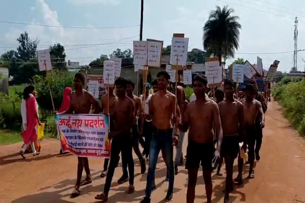 Semi-Nude Protest in Durgukondal: दुर्गुकोंदल में युवाओं ने किया अर्धनग्न प्रदर्शन, ठेकेदार और अधिकारियों पर मिलीभगत कर गड़बड़ी के लगाए आरोप