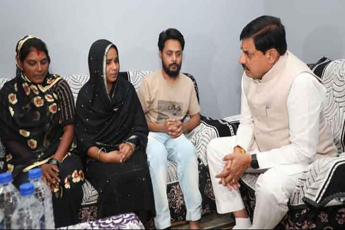 MP News: छिंदवाड़ा जिले के परासिया पहुंचे मुख्यमंत्री डॉ. मोहन यादव, मृत बच्चों के परिजनों से की मुलाकात, दोषियों पर कड़ी कार्रवाई का दिया भरोसा