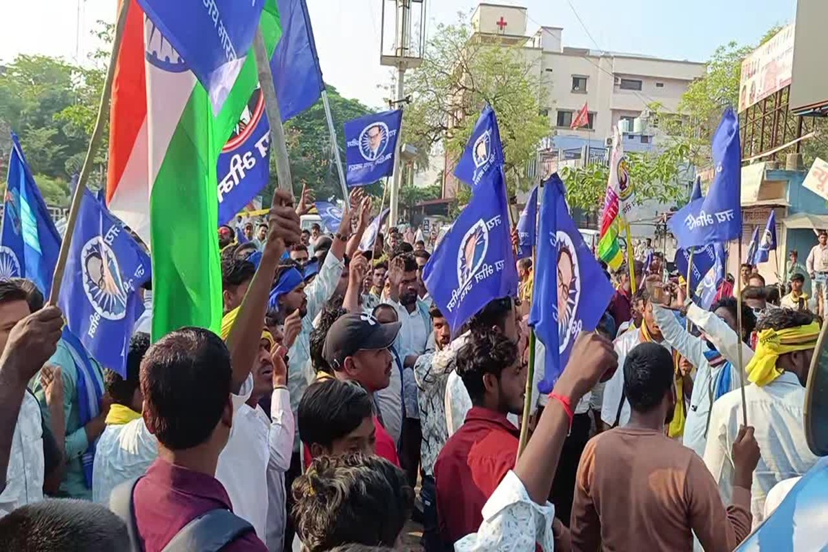 Kawardha News: आदिवासी युवती से सामूहिक दुष्कर्म का मामला, कवर्धा में कलेक्ट्रेट घेराव की कोशिश नाकाम