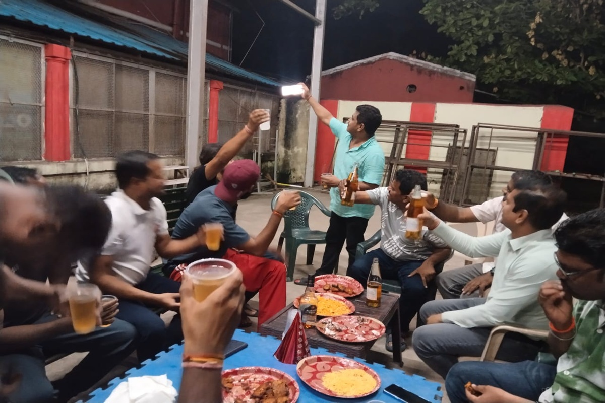 Bilaspur News: स्पोर्ट्स रिंग में ऑफिसर ने मनाया बर्थ-डे, शराब और नॉनवेज पार्टी की तस्वीरें वायरल, खिलाड़ियों ने लिया ऑब्जेक्शन