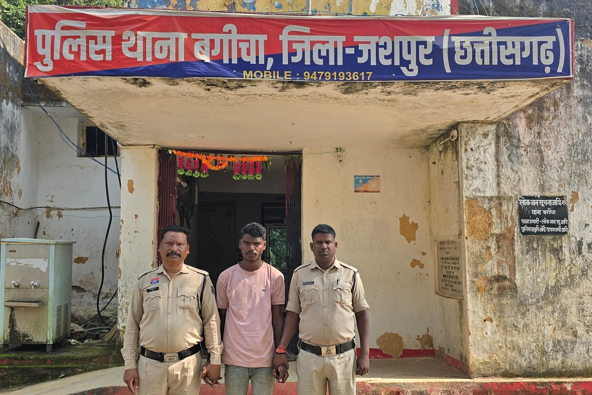 Jashpur News: 15 वर्षीय लड़की को घर छोड़ने के बहाने गाड़ी में बैठाया, फिर बीच रास्ते करने लगा गंदी हरकत, विरोध करने पर की मारपीट