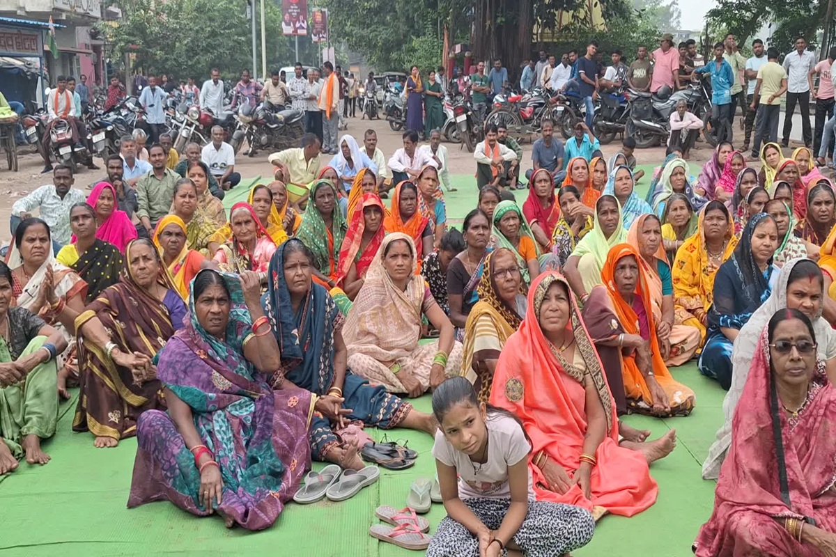 Durg News: अपराध और नशे के खिलाफ उठेगा डंडा! अवैध कारोबारियों के घर में ताला लगाकर किया जाएगा बाहर, जनप्रतिनिधि और जनता की बैठक हुए कई फैसले