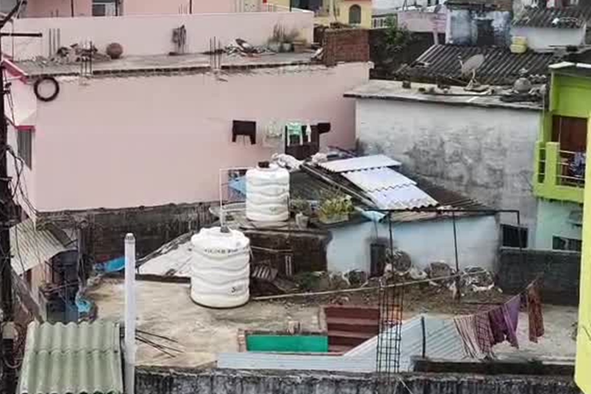 Gujarat News: दादा के निधन पर पोता-पिता कर रहे थे पुराने घर की सफाई, कचरे में मिली 2.5 करोड़ की संपत्ति! शुरू हुई हक की लड़ाई