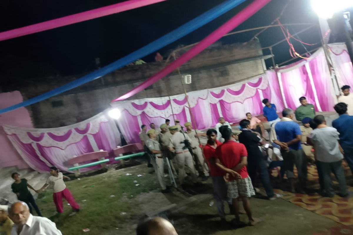 Deoria News: रामलीला के दौरान राम परिवार पर दबंगों ने किया हमला, मारपीट के बाद मची अफरातफरी, SHO और SI लाइन हाजिर