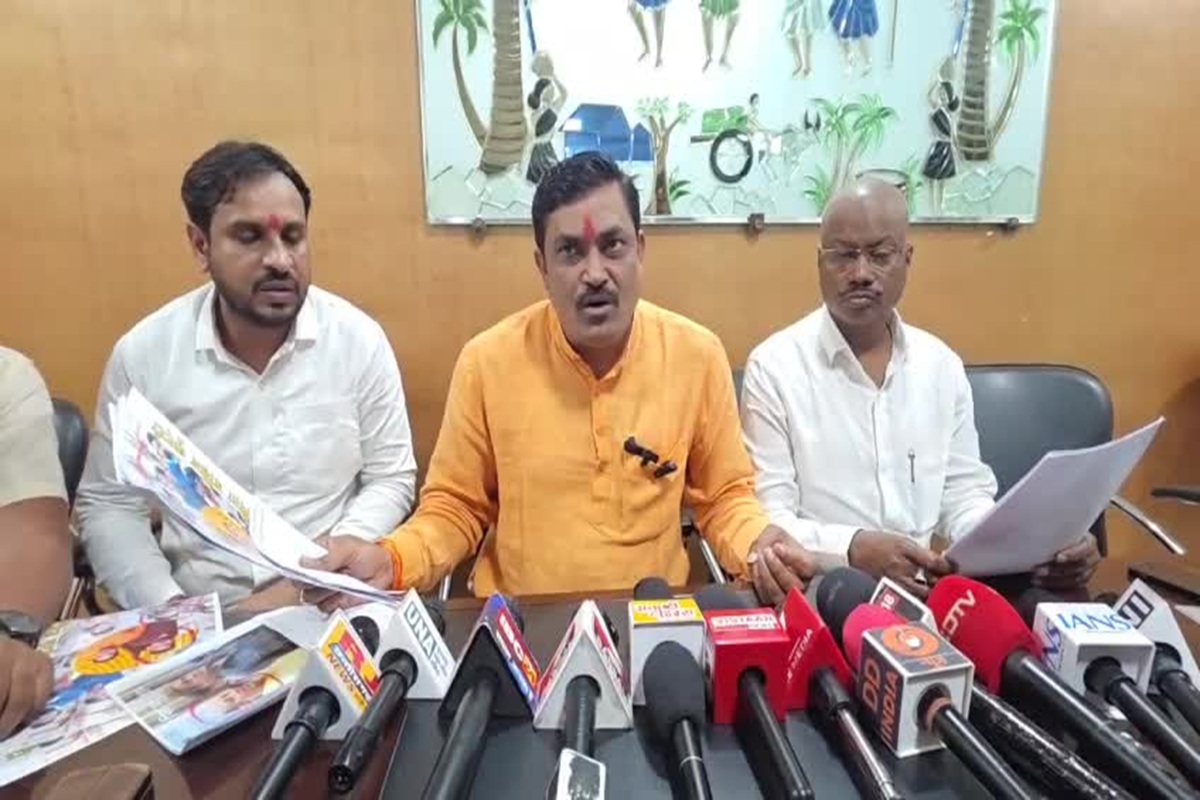 Kawardha News: पूर्व मंत्री के करीबी ने जुड़वाए फर्जी मतदाताओं के नाम! दो लोगों के खिलाफ नामजद FIR दर्ज