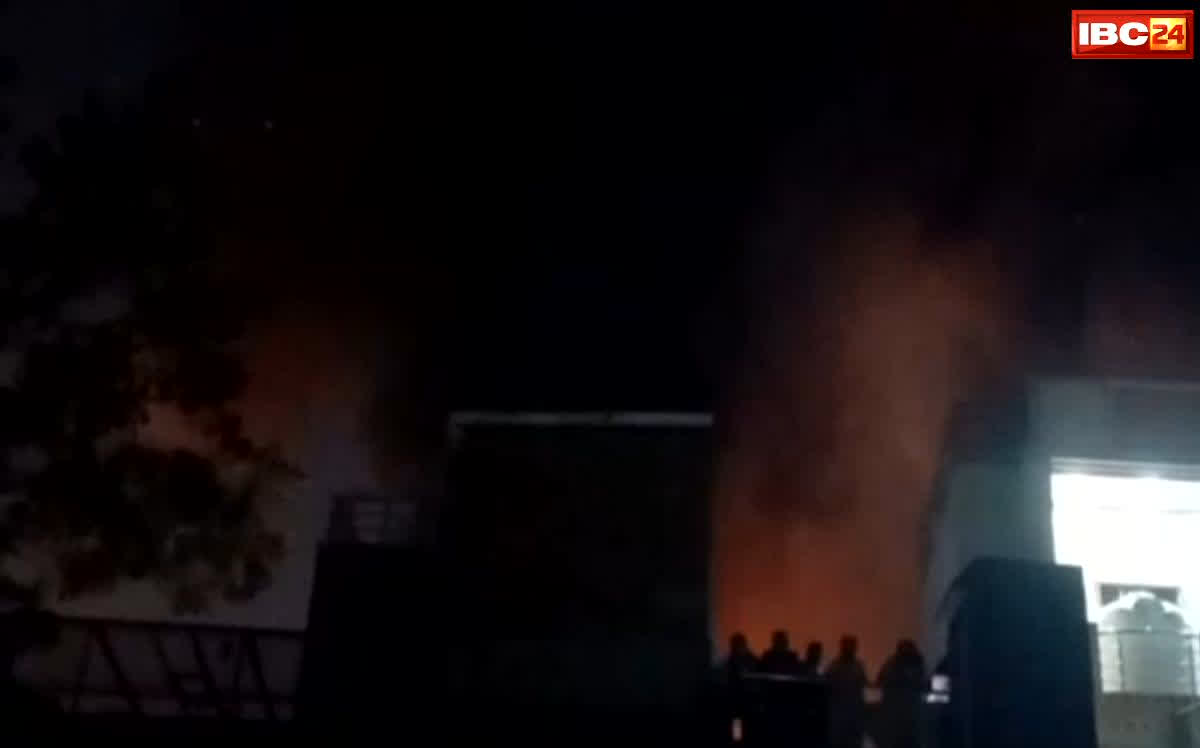 Agra News: लपटों से थर्राया आगरा का हरी पर्वत क्षेत्र, कबाड़ के गोदाम में लगी आग ने मचाई तबाही, दमकल की घंटों की जंग के बाद बुझी आग…