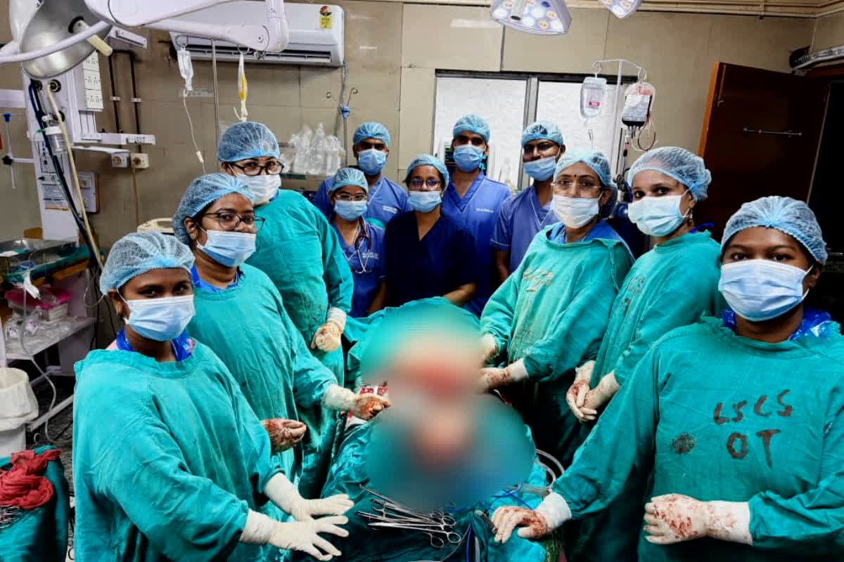 Abdominal Pregnancy Delivery in Chhattisgarh: महिला के गर्भाशय के बाहर पल रहा था बच्चा, छत्तीसगढ का पहला अनोखा मामला, अंबेडकर अस्पताल के डॉक्टरों ने मां-बच्चे को दिया जीवनदान