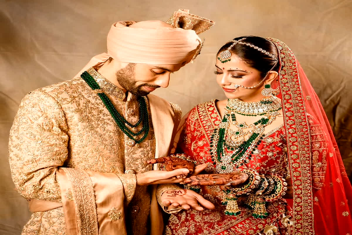 Avika Gor Wedding: अविका गौर ने शेयर की शादी की मनमोहक तस्वीरें, मेहंदी में नाम ढूंढते दिखे मिलिंद