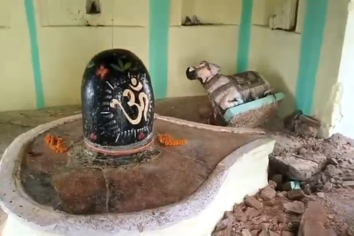 Bhind News: ऐतिहासिक महादेव मंदिर में तोड़फोड़! असामाजिक तत्वों ने नंदी बाबा की प्राचीन मूर्ति उखाड़ी, 3 फुट गहरा गड्ढा भी खोदा