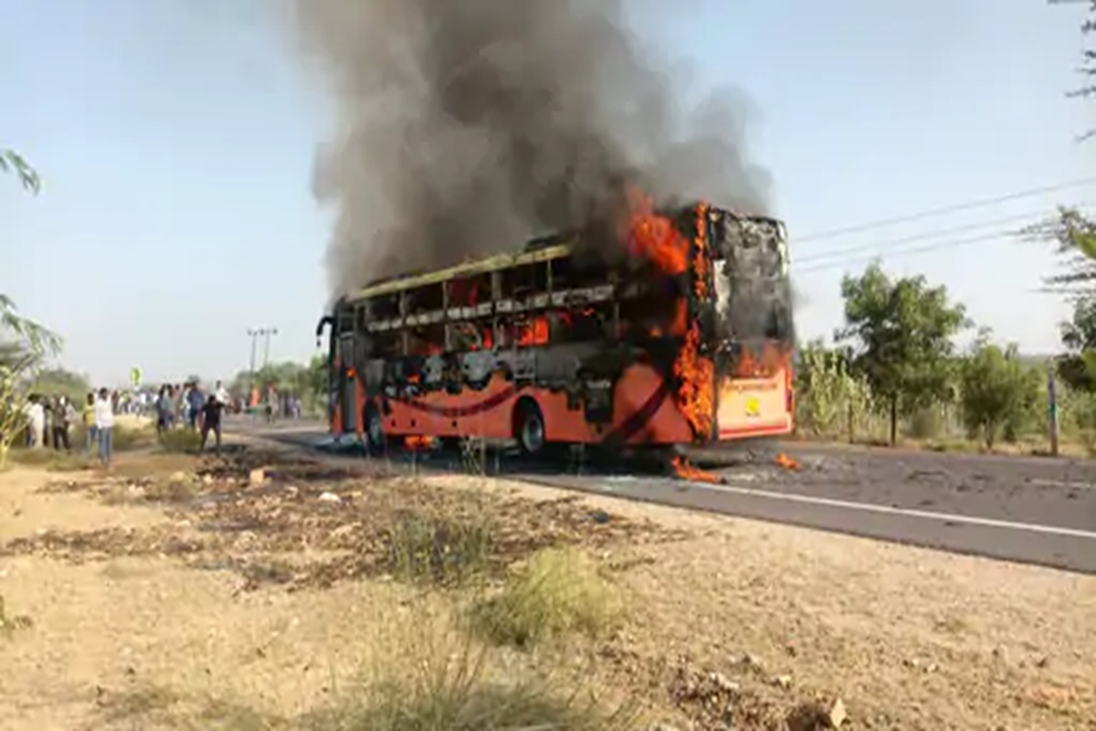 Rajasthan Bus Fire News: चलती बस में अचानक लगी आग, 10-12 लोगों की मौत की आशंका, कई यात्रियों ने कूदकर बचाई अपनी जान