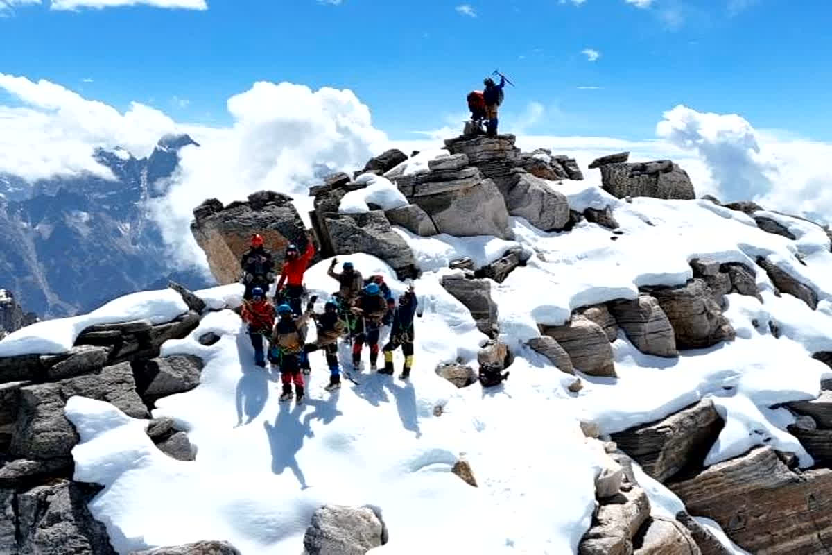 CG News: छत्तीसगढ़ के आदिवासी युवाओं का कमाल! हिमालय में गूँजी जशपुर की गूंज, जगतसुख पीक पर खोला नया मार्ग, नाम दिया ‘विष्णु देव रूट’