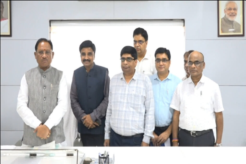 CG News, Raipur government official attack, Sanjeev Tiwari incident Raipur, Chhattisgarh employee federation protest, Raipur public relations officers union, Chhattisgarh admin security issue, Raipur office violence, Chief Minister Vishnu Dev Sai response, Raipur government office vandalism, Chhattisgarh news 2025, Raipur administrative staff safety, Chhattisgarh journalist blackmailing issue, Raipur govt official assault case, Raipur security measures demand, Chhattisgarh public relations department, Raipur political protest news