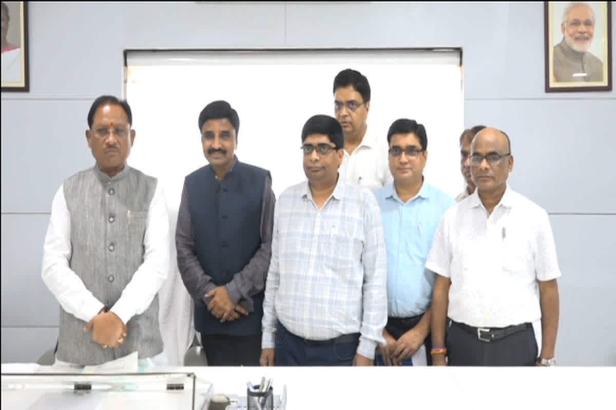 CG News: मुख्यमंत्री से मिले छत्तीसगढ़ अधिकारी-कर्मचारी संघ, संवाद कार्यालय में अभद्रता और तोड़फोड़ करने वालों पर कार्रवाई की मांग, सीएम साय ने दिया आश्वासन