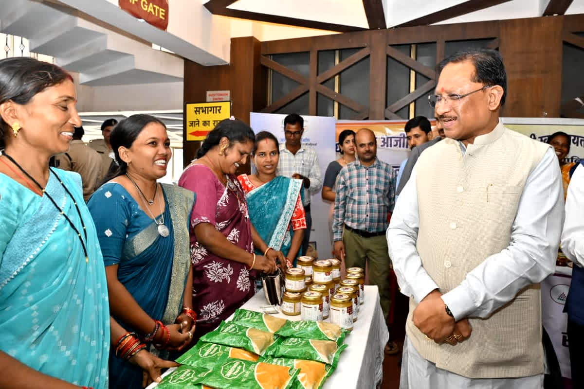 CG News: लखपति बनीं छत्तीसगढ़ की दीदियां! आत्मनिर्भरता की ब्रांड एंबेसडर बन हजारों महिलाओं के लिए बनेगी प्रेरणा, सीएम साय ने सराहा, जानिए कैसे बदल गई ज़िंदगी…