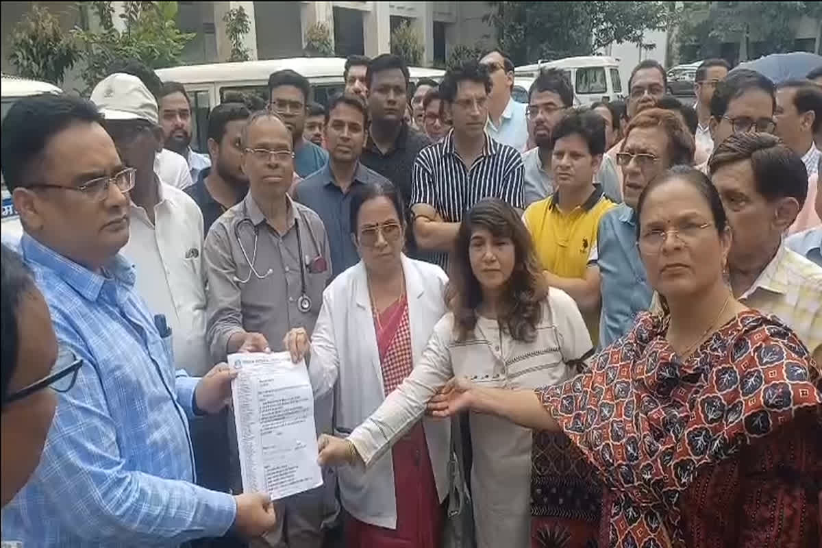 Chhindwara Doctor Protest: गिरफ्तार डॉक्टर प्रवीण सोनी के समर्थन में उतरे इंडियन मेडिकल संगठन, डॉक्टरों ने काली पट्टी लगाकर जताया विरोध, अनिश्चितकालीन हड़ताल की दी चेतावनी