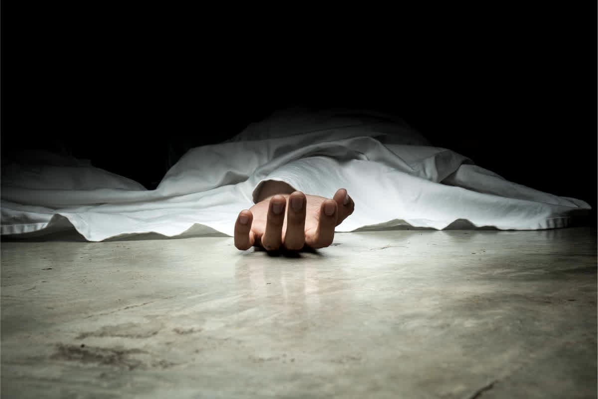 UP Crime News: खून से लथपथ मिला नाबालिग का शव, धारदार हथियार से किया गया है वार, पुलिस ने शुरू की जांच