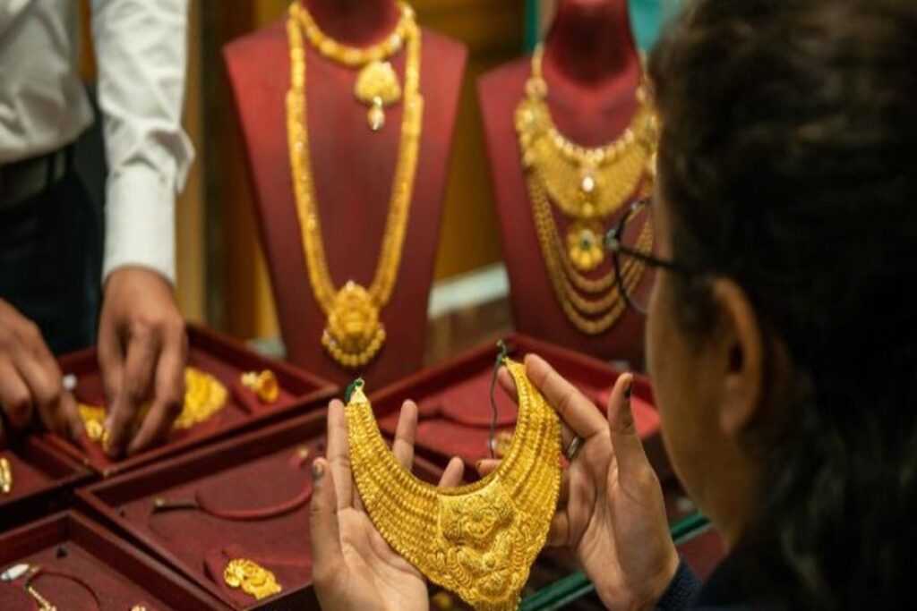 Gold hits new peak of Rs 1.31 lakh