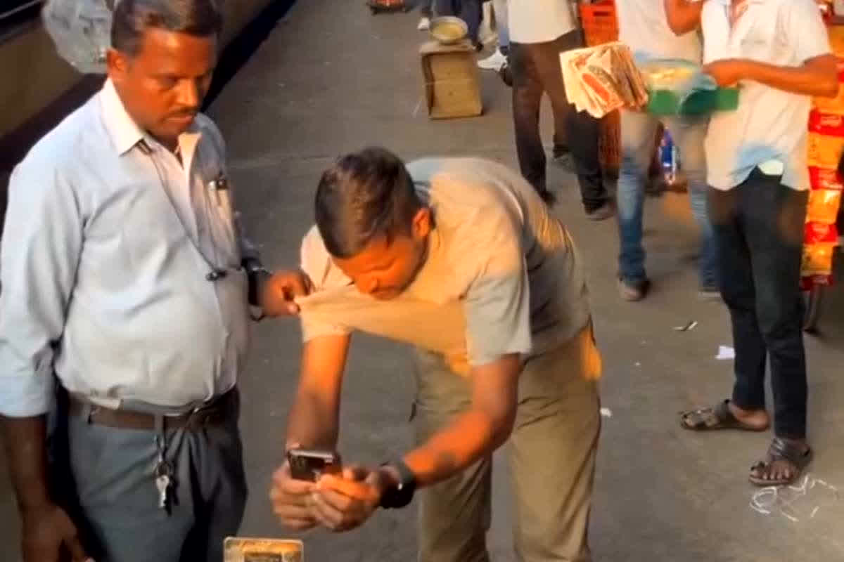 Jabalpur Railway Station Viral Video: रेलवे स्टेशन पर समोसा वेंडर ने पकड़ा यात्री का कॉलर, UPI से नहीं हुआ पेमेंट तो रख ली महंगी घड़ी, वीडियो वायरल