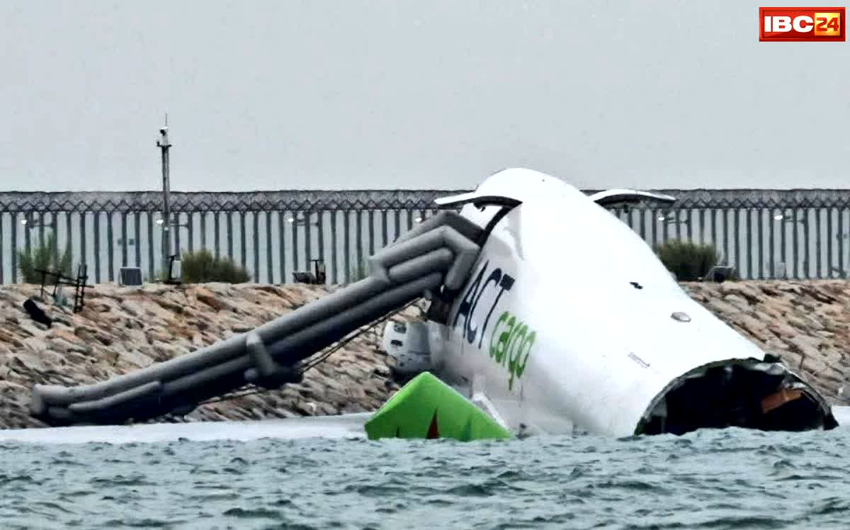 Hong Kong Airport Aeroplane Crash: 3:50 AM… एक धमाके के साथ कांप उठा हांगकांग एयरपोर्ट! रनवे से फिसला बोइंग 747, समुद्र में समाया विमान, दो की मौत