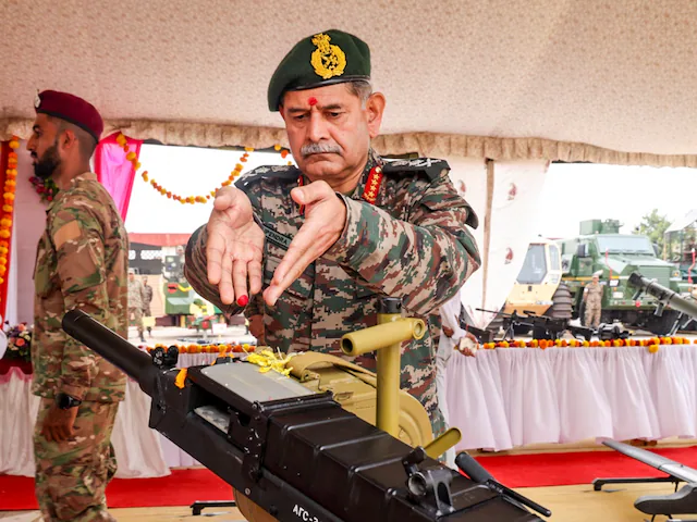 Indian Army News: आर्मी चीफ ने दी अब तक की सबसे बड़ी चेतावनी! पाकिस्तान तय कर ले दुनिया के नक्शे में रहना या नहीं…