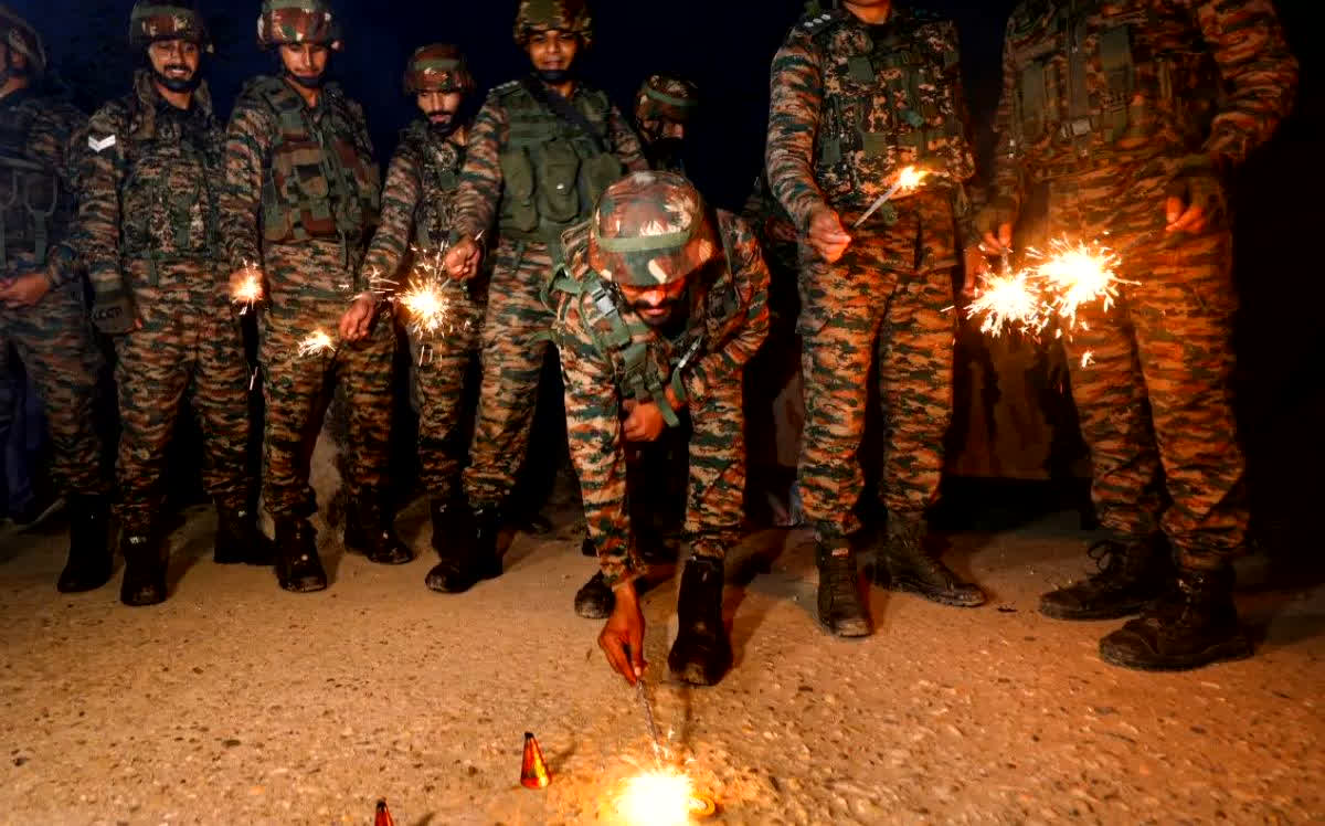Indian Army Wish on Diwali: दिवाली की सुबह जब तोपों की गड़गड़ाहट के बीच गूंजी ‘हैप्पी दिवाली’… भारतीय सेना ने जारी किया वीडियो, विश की दिवाली…