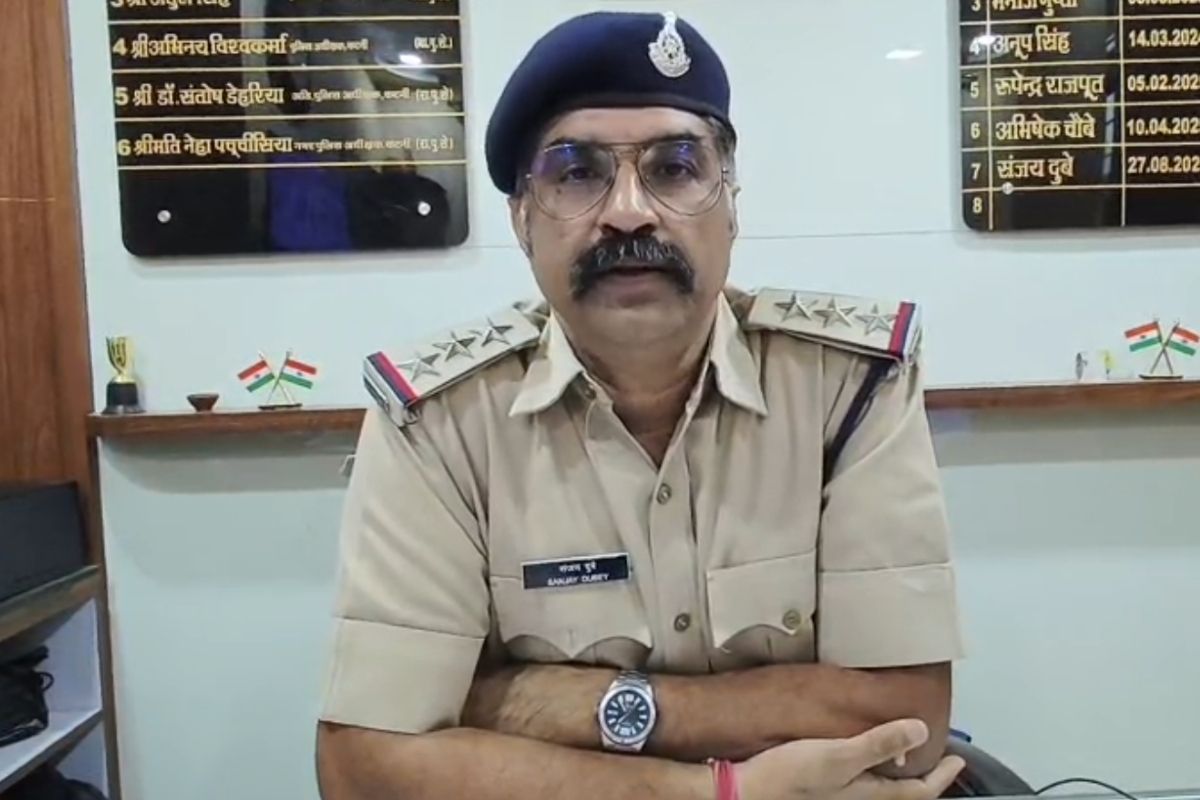 Katni News: नशे में धुत युवक-युवतियों का हाईवोल्टेज ड्रामा! ढाबे पर देर रात की अभद्रता, फिर लड़कियों ने पुलिस को दे डाली कपड़े उतारने की धमकी