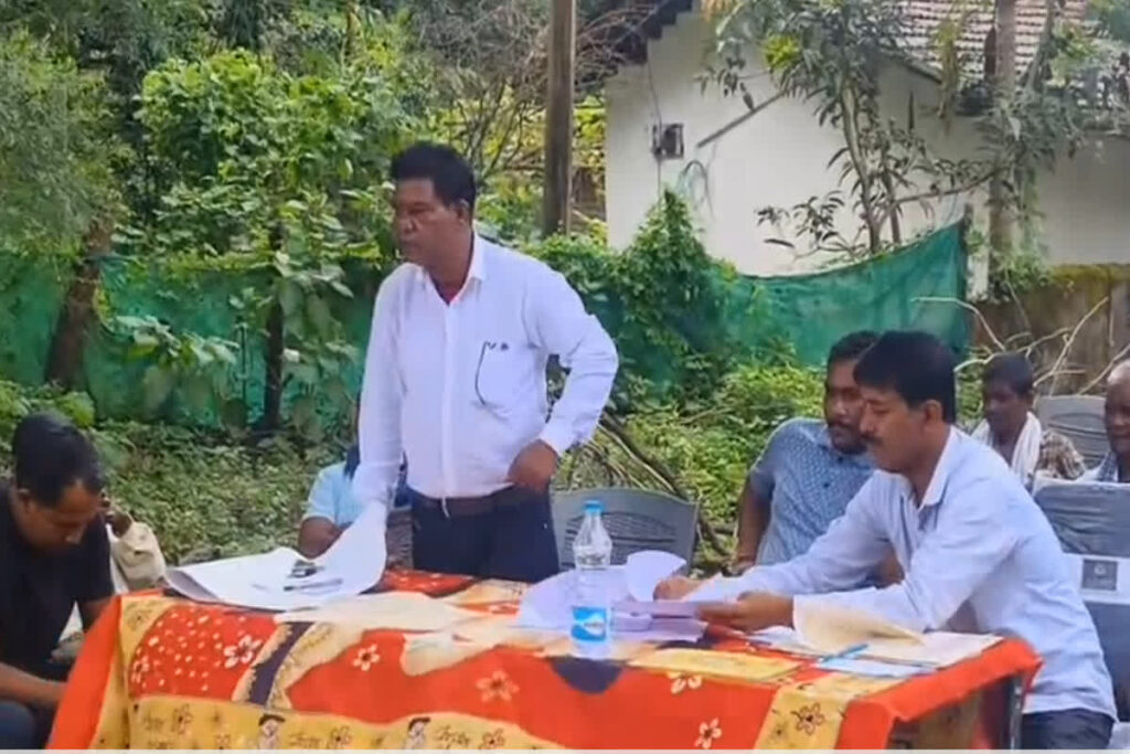 Kondagaon News, Kondagaon gram sabha news, Pusawand village gram sabha, Kondagaon secretary drunk, Kondagaon gram sabha cancelled, Pusawand gram sabha disruption, Kondagaon rural development issue, Chhattisgarh gram sabha news, Kondagaon village secretary misconduct, Pusawand village controversy, Kondagaon public outrage, Bastar division gram sabha, Kondagaon panchayat news, Secretary suspended Kondagaon, Gram sabha insult incident, Kondagaon tribal village news