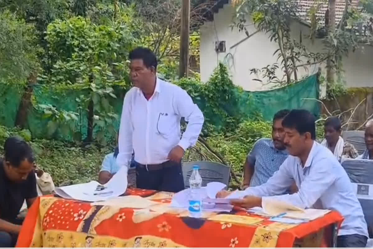 Kondagaon News: ‘मैं पीकर आया हूं, तो क्या होगा?’, ग्रामसभा में शराबी सचिव का हंगामा, नशे में कर दिया ये बड़ा कांड, भड़के ग्रामीण